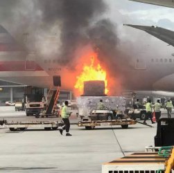 香港机场客机起火怎么回事？现场黑烟滚滚火势凶猛
