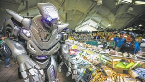 英国“泰坦”机器人亮相莫斯科菜市场
