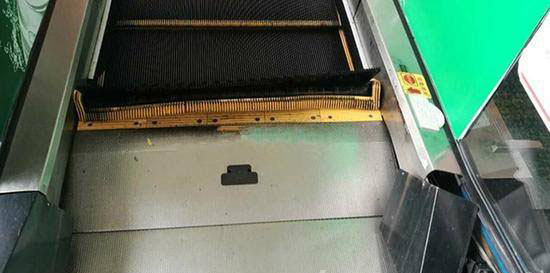 超市自动扶梯炸开吓坏顾客 扶梯突发故障因一小小异物 1