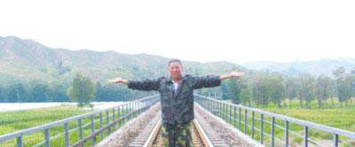 泥石流淹没京源铁路 农民冒死拦停火车避免事故 1