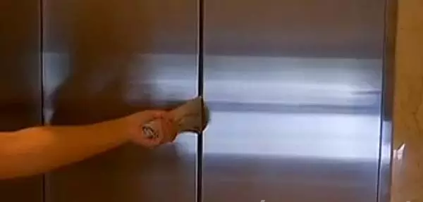 大妈用杯子挡住小区电梯门 几秒后电梯爆掉了 10
