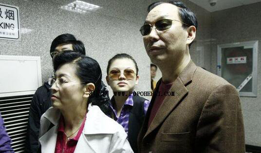 李湘家庭背景很厉害 母亲是总裁拥有多家4S店 3