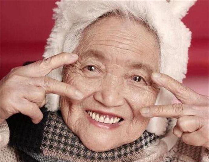 87岁少女系写真走红 活泼爱笑的外婆 3