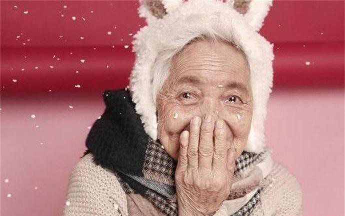 87岁少女系写真走红 活泼爱笑的外婆 1