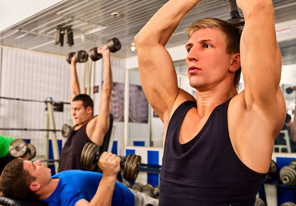 男性肩部训练动作 让自己的肩部变强壮 3