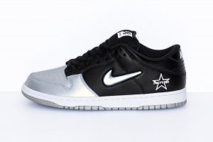 Supreme x Nike SB Dunk 联名鞋款