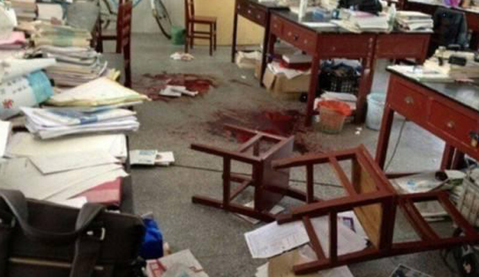 学生伤害教师致死 教室中拿刀刺死老师 2