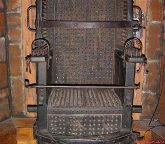 中世纪对女巫的刑法 女巫的椅子是什么刑法 1