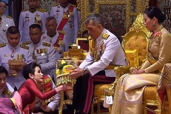 泰国王后睡遍了明星是谁 出轨了一个男保镖 2