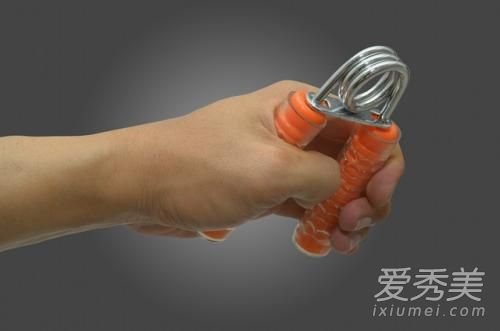握力器怎么用图解 握力器的正确使用方法 2